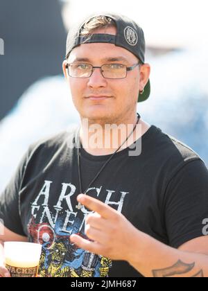 Wacken, Deutschland. 06. August 2022. Festivalbesucher beim Wacken Open Air Festival. Das WOA gilt als das größte Heavy Metal Festival der Welt. Quelle: Daniel Reinhardt/dpa/Alamy Live News Stockfoto