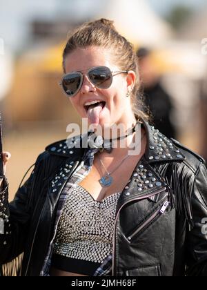 Wacken, Deutschland. 06. August 2022. Festivalbesucher beim Wacken Open Air Festival. Das WOA gilt als das größte Heavy Metal Festival der Welt. Quelle: Daniel Reinhardt/dpa/Alamy Live News Stockfoto