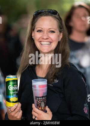 Wacken, Deutschland. 06. August 2022. Festivalbesucher beim Wacken Open Air Festival. Das WOA gilt als das größte Heavy Metal Festival der Welt. Quelle: Daniel Reinhardt/dpa/Alamy Live News Stockfoto