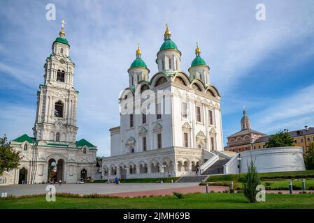 ASTRACHAN, RUSSLAND - 22. SEPTEMBER 2021: Pretschistenskaya Glockenturm und Mariä-Himmelfahrt-Kathedrale. Astrachan Kreml Stockfoto