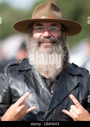 Wacken, Deutschland. 06. August 2022. Festivalbesucher beim Wacken Open Air Festival. Das WOA gilt als das größte Heavy Metal Festival der Welt. Quelle: Daniel Reinhardt/dpa/Alamy Live News Stockfoto