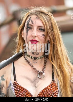 Wacken, Deutschland. 06. August 2022. Festivalbesucher beim Wacken Open Air Festival. Das WOA gilt als das größte Heavy Metal Festival der Welt. Quelle: Daniel Reinhardt/dpa/Alamy Live News Stockfoto