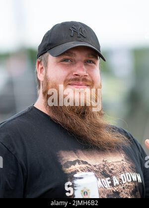 Wacken, Deutschland. 06. August 2022. Festivalbesucher beim Wacken Open Air Festival. Das WOA gilt als das größte Heavy Metal Festival der Welt. Quelle: Daniel Reinhardt/dpa/Alamy Live News Stockfoto