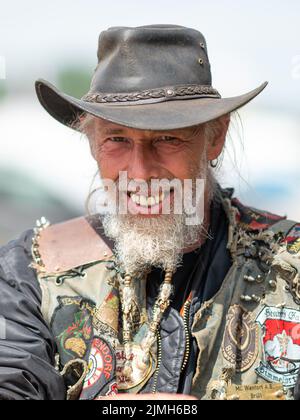 Wacken, Deutschland. 06. August 2022. Festivalbesucher beim Wacken Open Air Festival. Das WOA gilt als das größte Heavy Metal Festival der Welt. Quelle: Daniel Reinhardt/dpa/Alamy Live News Stockfoto