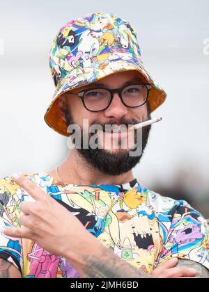 Wacken, Deutschland. 06. August 2022. Festivalbesucher beim Wacken Open Air Festival. Das WOA gilt als das größte Heavy Metal Festival der Welt. Quelle: Daniel Reinhardt/dpa/Alamy Live News Stockfoto