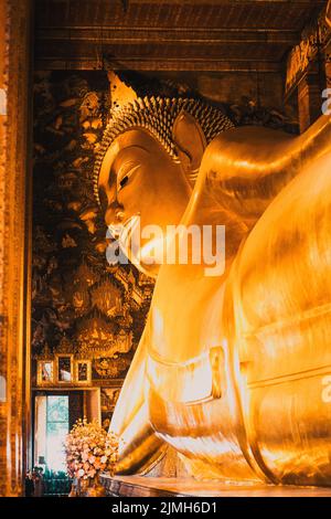 Liegenden Buddha goldene Statue. Wat Pho, Bangkok, Thailand Stockfoto