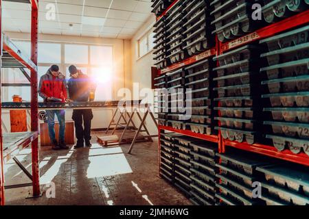 Ein spezielles Team von Geologen, die Gesteine in der Industrie mit modernen Maschinen untersuchen.Selektiver Fokus Stockfoto