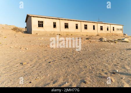 Verlassene Diamantenmine, die den Abbruch des Bauens zeigt und von der Natur zurückgewonnen wurde, Kolmanskop, Luderitz, Namibia Stockfoto