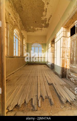 Verlassene Diamantenmine, die den Abbruch des Bauens zeigt und von der Natur zurückgewonnen wurde, Kolmanskop, Luderitz, Namibia Stockfoto