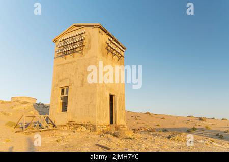 Verlassene Diamantenmine, die den Abbruch des Bauens zeigt und von der Natur zurückgewonnen wurde, Kolmanskop, Luderitz, Namibia Stockfoto