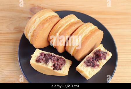 Teller mit köstlichem japanischen Azuki Bean Paste (Anko) gefülltem Dessert namens Imagawayaki oder Obanyaki Stockfoto