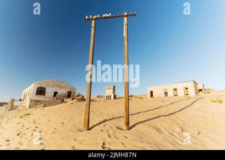 Verlassene Diamantenmine, die den Abbruch des Bauens zeigt und von der Natur zurückgewonnen wurde, Kolmanskop, Luderitz, Namibia Stockfoto