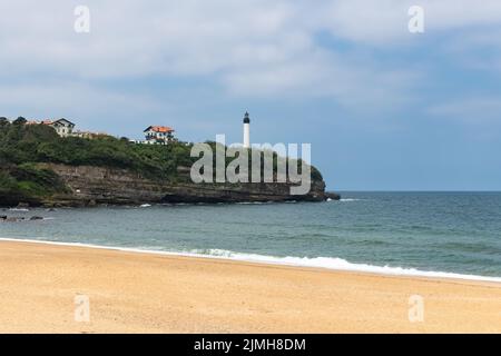 Anglet Strand im Baskenland, mit dem Leuchtturm von Biarritz Stockfoto