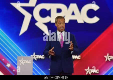 Dallas, TX, USA. 6. August 2022. (NEU) Nigel Farage hält Bemerkungen auf der konservativen Politischen Aktionskonferenz 2022 in Dallas, Texas. 6. August 2022, Dallas, TX, USA. Nigel Farage hält während der Conservative Political Action Conference (CPAC), die am Samstag (6) im Bundesstaat Texas in den Vereinigten Staaten stattfand, Bemerkungen. Nigel Paul Farage ist ein britischer Sender und ehemaliger Politiker, der von 2006 bis 2009 und 2010 bis 2016 Vorsitzender der britischen Unabhängigkeitspartei und von 2019 bis 2021 Vorsitzender der Brexit-Partei war. Kredit: ZUMA Press, Inc./Alamy Live Nachrichten Gutschrift: ZUMA Press, Inc./Alamy Live Nachrichten Stockfoto