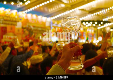 Bild „Alle jucken“ (Okutoba Fest) Stockfoto