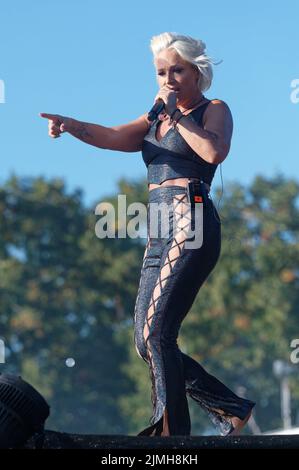 Bonn, Deutschland. 06. August 2022. Die Sängerin Michelle ist auf der Bühne beim Schlager-Event 'Lieblingslieder' in der Rheinaue. Quelle: Henning Kaiser/dpa/Alamy Live News Stockfoto