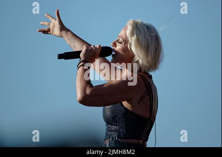 Bonn, Deutschland. 06. August 2022. Die Sängerin Michelle ist auf der Bühne beim Schlager-Event 'Lieblingslieder' in der Rheinaue. Quelle: Henning Kaiser/dpa/Alamy Live News Stockfoto