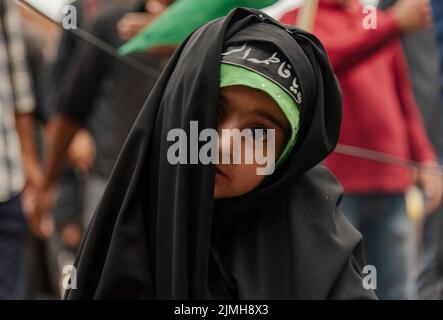 Srinagar, Indien. 06. August 2022. Ein schiitisches muslimisches Mädchen schaut zu, als sie an einer Prozession am 7.. Tag von Muharram teilnimmt. Muharram ist der erste Monat des Islam. Es ist einer der heiligsten Monate im islamischen Kalender. Schiitische Muslime gedenken Muharram als einen Monat der Trauer zum Gedenken an das Martyrium des Enkels des islamischen Propheten Muhammad Imam Hussain, der 680 n. Chr. in der Schlacht von Karbala an Aschura (10.. Tag von Muharram) getötet wurde (Foto: Idrees Abbas/SOPA Images/Sipa USA) Quelle: SIPA USA/Alamy Live News Stockfoto