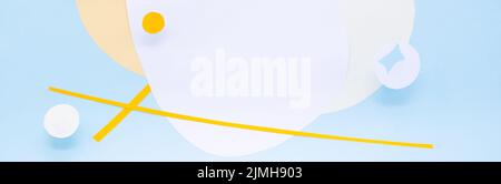Banner mit abstraktem Hintergrund mit 3D Papierelementen in den Farben Blau, Weiß, Beige und Orange. Als Hintergrund für Werbeprodukte kopieren Sie Platz. Stockfoto