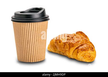 Ein frisches, hausgemachtes Croissant mit einer Papiertasse Kaffee auf weißem Hintergrund. Stockfoto
