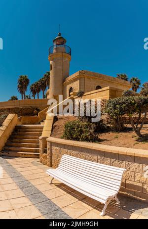 Blick auf den Leuchtturm Roquetas de Mar an der Küste Andalusiens Stockfoto