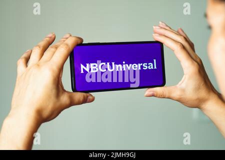 Brasilien. 5. August 2022. In dieser Abbildung wird das NBCUniversal Media-Logo auf einem Smartphone-Bildschirm angezeigt. (Bild: © Rafael Henrique/SOPA Images via ZUMA Press Wire) Stockfoto