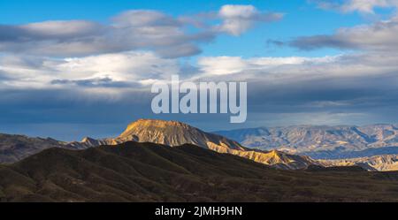 Morgenlicht in den Hügeln und Bergen der Wüste Tabernas in Südspanien Stockfoto