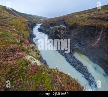 Herbst die malerische Studlagil-Schlucht ist eine Schlucht in Jokuldalur, Ostisland. Berühmte säulenförmige Basaltsteinformationen und Jokl Stockfoto