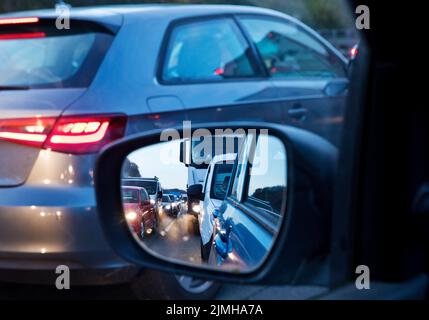 Vollsperrung auf der Autobahn A1, Blick aus dem Auto im Rückspiegel, Wuppertal, Deutschland Stockfoto