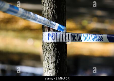 London, Großbritannien. 5. August 2022. Die Polizei tapes um einen Tatort herum. (Bild: © Dinendra Haria/SOPA Images via ZUMA Press Wire) Stockfoto