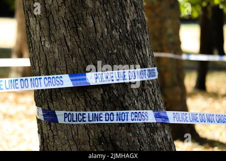 London, Großbritannien. 5. August 2022. Die Polizei tapes um einen Tatort herum. (Bild: © Dinendra Haria/SOPA Images via ZUMA Press Wire) Stockfoto