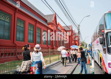 BANGKOK - THAILAND, 20. März 2016. Sightseeing-Busse und Reisegruppen in Bangkok City. Stockfoto