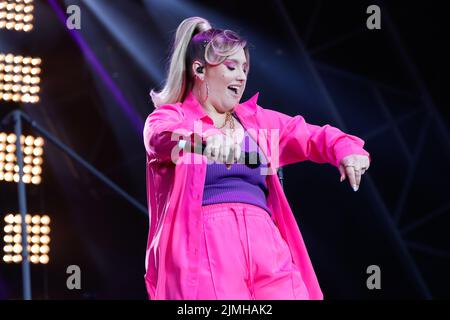 Preston Park, Stadt Brighton und Hove, East Sussex, Großbritannien, Ella Henderson beim Brighton Pride 2022 Festival, We are Fabuloso. 6.. August 2022 Stockfoto