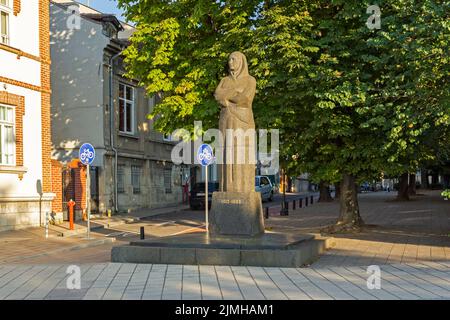 RUSE, BULGARIEN - 15. AUGUST 2021: Panorama der Straße Costal im Zentrum der Stadt Ruse, Bulgarien Stockfoto