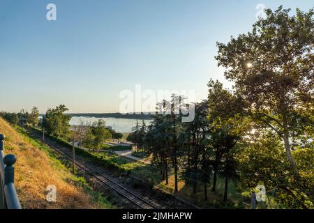 RUSE, BULGARIEN - 15. AUGUST 2021: Panorama der Straße Costal im Zentrum der Stadt Ruse, Bulgarien Stockfoto