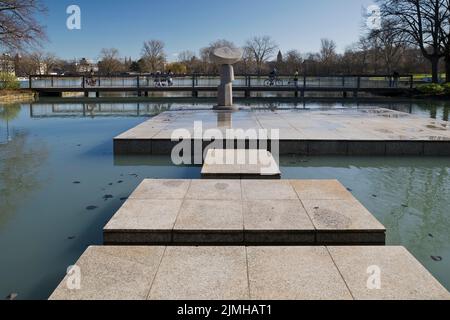 Museum für Ostasiatische Kunst mit Plastikfahne im Wind und Aachener Weiher, Köln, Deutschland, Europa Stockfoto