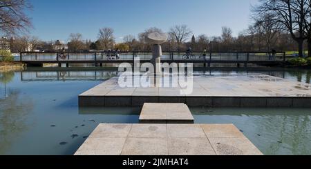 Museum für Ostasiatische Kunst mit Plastikfahne im Wind und Aachener Weiher, Köln, Deutschland, Europa Stockfoto