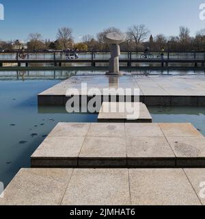 Museum für Ostasiatische Kunst mit Plastikfahne im Wind und Aachener Weiher, Köln, Deutschland, Europa Stockfoto