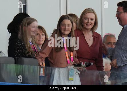 DIE REDAKTION STELLT FEST, DASS die Gesichter von Kindern verpixelt wurden, da das PA Picture Desk nicht die erforderliche Erlaubnis zum Fotografieren eines Kindes unter 16 Jahren erhalten konnte. Liz Truss im Alexander Stadium, um die Leichtathletik mit ihren Töchtern Frances, 16, und Liberty, 13, am 9. Tag der Commonwealth Games 2022 in Birmingham zu beobachten. Bilddatum: Samstag, 6. August 2022. Stockfoto