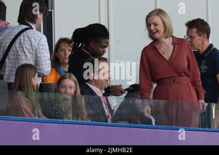 DIE REDAKTION STELLT FEST, DASS die Gesichter von Kindern verpixelt wurden, da das PA Picture Desk nicht die erforderliche Erlaubnis zum Fotografieren eines Kindes unter 16 Jahren erhalten konnte. Liz Truss im Alexander Stadium, um die Leichtathletik mit ihren Töchtern Frances, 16, und Liberty, 13, und Ehemann Hugh O'Leary am 9. Tag der Commonwealth Games 2022 in Birmingham zu beobachten. Bilddatum: Samstag, 6. August 2022. Stockfoto