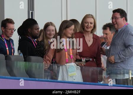 DIE REDAKTION STELLT FEST, DASS die Gesichter von Kindern verpixelt wurden, da das PA Picture Desk nicht die erforderliche Erlaubnis zum Fotografieren eines Kindes unter 16 Jahren erhalten konnte. Liz Truss im Alexander Stadium, um die Leichtathletik mit ihren Töchtern Frances, 16, und Liberty, 13, am 9. Tag der Commonwealth Games 2022 in Birmingham zu beobachten. Bilddatum: Samstag, 6. August 2022. Stockfoto