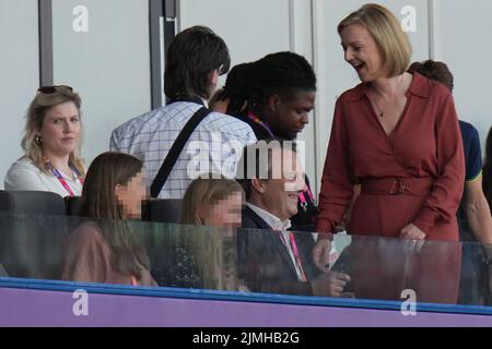 DIE REDAKTION STELLT FEST, DASS die Gesichter von Kindern verpixelt wurden, da das PA Picture Desk nicht die erforderliche Erlaubnis zum Fotografieren eines Kindes unter 16 Jahren erhalten konnte. Liz Truss im Alexander Stadium, um die Leichtathletik mit ihren Töchtern Frances, 16, und Liberty, 13, und Ehemann Hugh O'Leary am 9. Tag der Commonwealth Games 2022 in Birmingham zu beobachten. Bilddatum: Samstag, 6. August 2022. Stockfoto