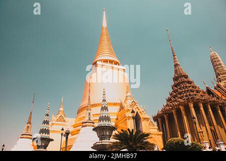 Wat Phra Kaeo, der Tempel des Smaragd-Buddha und die Heimat des thailändischen Königs. Wat Phra Kaeo ist einer der bekanntesten touristischen Bangkoks Stockfoto