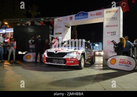 MUGLA, TÜRKEI - 15. APRIL 2022: Burak Cukurova mit Skoda Fabia R5 von BC Vision Motorsport beim feierlichen Start der Rallye Bodrum Stockfoto