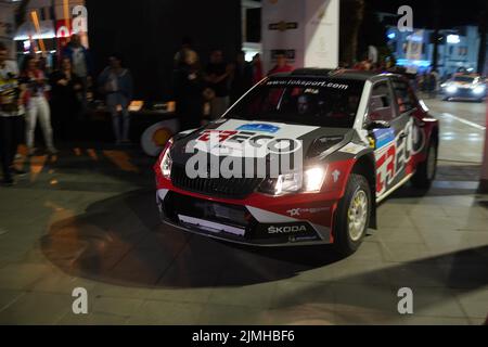 MUGLA, TÜRKEI - 15. APRIL 2022: CEM Alakoc mit Skoda Fabia R5 von Toksport WRT beim feierlichen Start der Rallye Bodrum Stockfoto