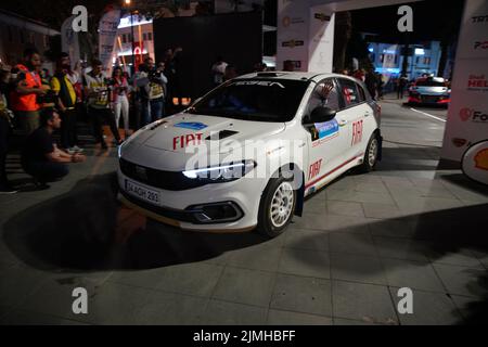 MUGLA, TÜRKEI - 15. APRIL 2022: Fatih Kara mit Fiat Egea von Fiat Motor Sportari beim feierlichen Start der Rallye Bodrum Stockfoto