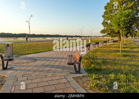 RUSE, BULGARIEN - 15. AUGUST 2021: Panorama der Straße Costal im Zentrum der Stadt Ruse, Bulgarien Stockfoto