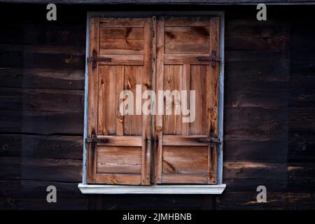 Alte Holzfenster mit Fensterläden Stockfoto