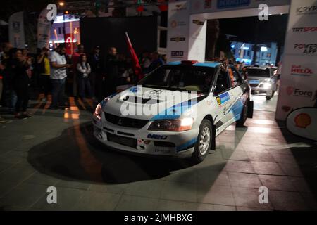 MUGLA, TÜRKEI - 15. APRIL 2022: Adil Kucuksari mit Mitsubishi Lancer Evo IX von Neo Motorspor beim feierlichen Start der Rallye Bodrum Stockfoto