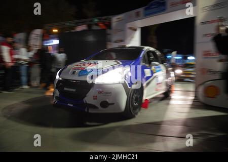 MUGLA, TÜRKEI - 15. APRIL 2022: Alpaslan Cukurova mit Peugeot 208 R2 von BC Vision Motorsport zum feierlichen Start der Rallye Bodrum Stockfoto